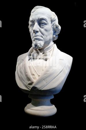 Buste en marbre de Benjamin Disraeli, par Frederick Moynihan, Londres, 1881. Benjamin Disraeli, 1er comte de Beaconsfield, KG, PC, DL, JP, FRS (21 décembre 1804 - 19 avril 1881) est un homme d'État britannique et un homme politique conservateur qui a été deux fois premier ministre du Royaume-Uni. Il a joué un rôle central dans la création du Parti conservateur moderne, définissant ses politiques et sa vaste portée. Disraeli est le seul premier ministre britannique à avoir été d'origine juive. Il était également romancier, publiant des œuvres de fiction même en tant que premier ministre Banque D'Images