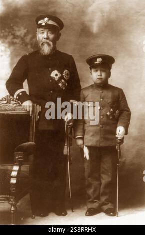 Le prince Ito et le prince héritier de Corée le prince Ito Hirobumi (16 octobre 1841 - 26 octobre 1909, né Hayashi Risuke et également connu sous le nom de Hirofumi, Hakubun et brièvement pendant sa jeunesse sous le nom d'Ito Shunsuke) est un homme politique japonais, premier ministre et membre éminent du genro, un groupe d'élite d'hommes d'État qui a dominé l'oligarchie Meiji. Après la victoire du Japon sur la Russie, le traité Japon-Corée de 1905 fait d'Ito le premier résident général japonais de Corée Banque D'Images