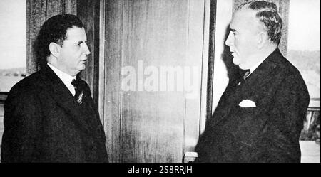 Arthur William Fadden et Robert Gordon Menzies, dirigeants de la Coalition antisocialiste en Australie. Sir Arthur William Fadden, GCMG, PC (13 avril 1894 - 21 avril 1973) est un homme politique australien qui a été le 13e premier ministre de l'Australie. Sir Robert Gordon Menzies, KT, AK, CH, QC, FAA, FRS (20 décembre 1894 - 15 mai 1978) est un homme politique australien qui a été le 12e premier ministre de l'Australie Banque D'Images
