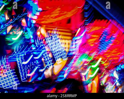 Glastonbury, Royaume-Uni - 16 novembre 2024 : image floue colorée abstraite de flotteur de carnaval avec lumières disco Banque D'Images