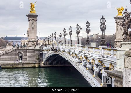 Vue du pont Alexandre III à Paris, France Banque D'Images
