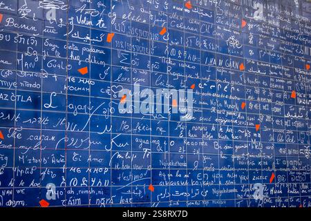 Mur à Montmartre où 'je t'aime' est écrit dans de nombreuses langues internationales, Paris , France Banque D'Images