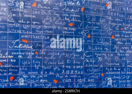 Mur à Montmartre où 'je t'aime' est écrit dans de nombreuses langues internationales, Paris , France Banque D'Images