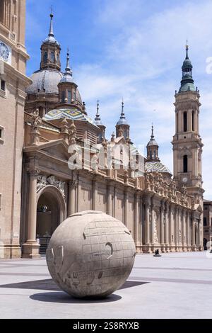SARAGOSSE, ESPAGNE - 04 JUILLET 2021 : basilique El Pilar cathédrale et place de Saragosse par une journée ensoleillée, Aragon, Espagne Banque D'Images