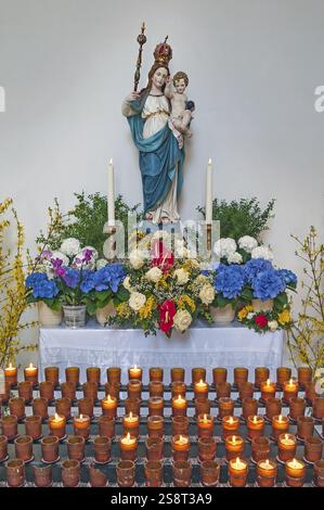Figure de la Vierge Marie avec couronne, Christ enfant, décorations florales et bougies sacrificielles, monastère Schaeftlarn, Bavière, Allemagne, Europe Banque D'Images
