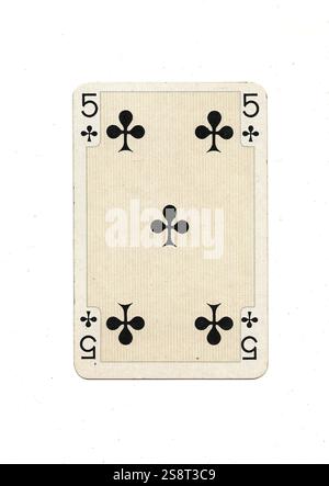 Un antique cinq de trèfles à jouer de la carte isolé sur un fond blanc. Banque D'Images