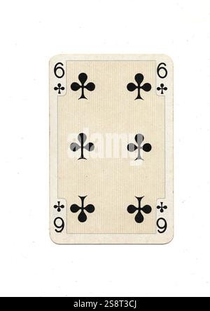 Un ancien six de trèfles à jouer de la carte isolé sur un fond blanc. Banque D'Images