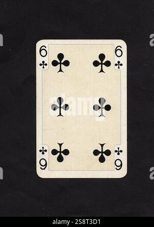 Une carte antique six de trèfles à jouer isolé sur un fond noir. Banque D'Images