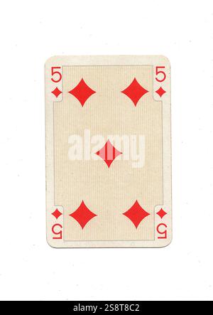 Un antique cinq de diamants carte à jouer isolé sur un fond blanc. Banque D'Images