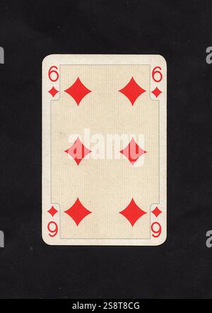 Une carte à jouer antique six de diamants isolé sur un fond noir. Banque D'Images