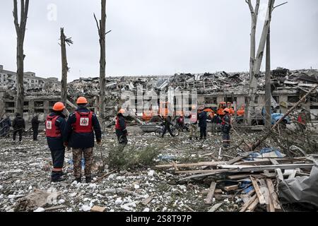 ZAPORIZHZHIA, UKRAINE - 23 JANVIER 2025 - les premiers intervenants travaillent sur les lieux d'une frappe massive de missiles russes à Zaporizhzhia, dans le sud-est de l'Ukraine. Suite à une attaque de drone, les Russes ont lancé quatre missiles tôt le jeudi 23 janvier, tuant une personne et faisant des dizaines de blessés. (Photo de Dmytro Smolienko/Ukrinform) Banque D'Images