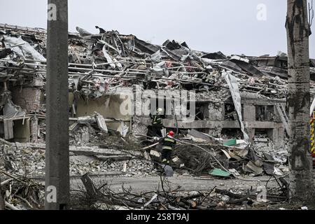 ZAPORIZHZHIA, UKRAINE - 23 JANVIER 2025 - les premiers intervenants travaillent sur les lieux d'une frappe massive de missiles russes à Zaporizhzhia, dans le sud-est de l'Ukraine. Suite à une attaque de drone, les Russes ont lancé quatre missiles tôt le jeudi 23 janvier, tuant une personne et faisant des dizaines de blessés. (Photo de Dmytro Smolienko/Ukrinform) Banque D'Images