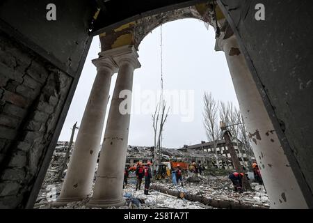 ZAPORIZHZHIA, UKRAINE - 23 JANVIER 2025 - les premiers intervenants travaillent sur les lieux d'une frappe massive de missiles russes à Zaporizhzhia, dans le sud-est de l'Ukraine. Suite à une attaque de drone, les Russes ont lancé quatre missiles tôt le jeudi 23 janvier, tuant une personne et faisant des dizaines de blessés. (Photo de Dmytro Smolienko/Ukrinform) Banque D'Images