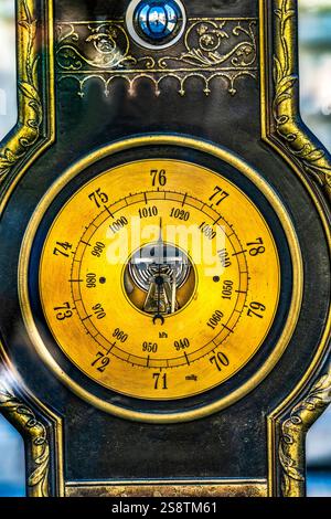 Original fahrenheit thermomètre monument principale place, Gdansk, Pologne. Daniel Fahrenheit né Gdansk 1600, créé le système Fahrenheit utilisé aujourd'hui. Banque D'Images