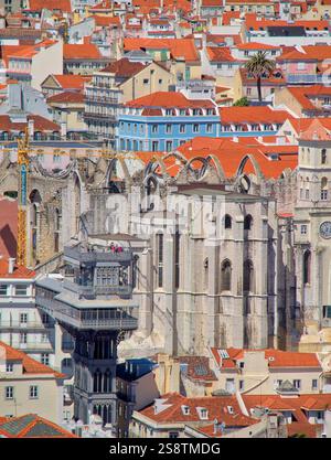 Portugal, Lisbonne. Une vue sur Lisbonne avec l'ascenseur Santa Justa (ascenseur Carmo) et les ruines de l'église gothique Igreja do Carmo du XIVe-XVe siècle. Banque D'Images