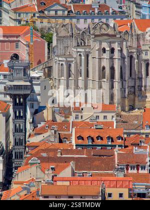 Portugal, Lisbonne. Une vue sur Lisbonne avec l'ascenseur Santa Justa (ascenseur Carmo) et les ruines de l'église gothique Igreja do Carmo du XIVe-XVe siècle. Banque D'Images