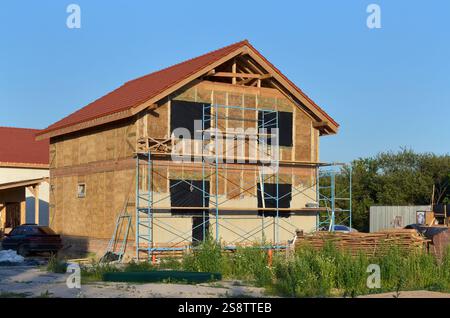 Nouvelle maison de paille économe en énergie en construction. Utilisation de matériaux de construction respectueux de l'environnement. Banque D'Images