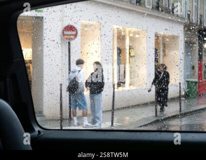 Scène de rue du jour de pluie à Paris vue à travers la fenêtre de la voiture Banque D'Images