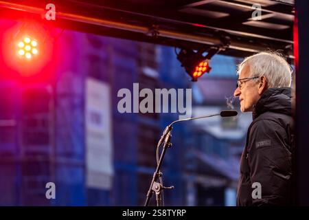 Pro Gäubahn demonstriert à Stuttgart für den Erhalt der Gäubahn. Jürgen Resch, Bundesgeschäftsführer der Deutschen Umwelthilfe. Die internationale Fernverkehrstrecke nach Zürich und Konstanz soll im Zusammenhang von Stuttgart 21 und der Neuordnung der Bahntrassen gekappt werden. Plänen für eine neue Streckenführung fehlt die Planfeststellung, auch die Finanzierung ist unsicher. // 23.01.2025 : Stuttgart, Bade-Württemberg, Allemagne. *** Pro Gäubahn manifeste à Stuttgart pour la préservation de la Gäubahn Jürgen Resch, directeur général fédéral de Deutsche Umwelthilfe l'international Banque D'Images
