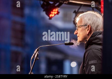 Pro Gäubahn demonstriert à Stuttgart für den Erhalt der Gäubahn. Jürgen Resch, Bundesgeschäftsführer der Deutschen Umwelthilfe. Die internationale Fernverkehrstrecke nach Zürich und Konstanz soll im Zusammenhang von Stuttgart 21 und der Neuordnung der Bahntrassen gekappt werden. Plänen für eine neue Streckenführung fehlt die Planfeststellung, auch die Finanzierung ist unsicher. // 23.01.2025 : Stuttgart, Bade-Württemberg, Allemagne. *** Pro Gäubahn manifeste à Stuttgart pour la préservation de la Gäubahn Jürgen Resch, directeur général fédéral de Deutsche Umwelthilfe l'international Banque D'Images