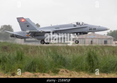 Espagnol F-18 Fighter Jet Flying pendant l'exercice Iniochos en Grèce Banque D'Images