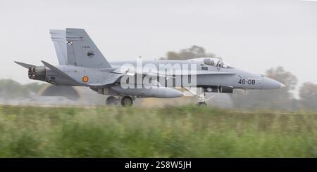 Espagnol F-18 Fighter Jet Flying pendant l'exercice Iniochos en Grèce Banque D'Images