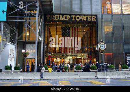 Une foule de personnes alignée devant la Trump Tower sur la 5e Avenue, Manhattan, New York ; gratte-ciel du président américain Donald Trump. Banque D'Images