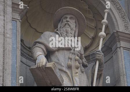 Gros plan d'une statue historique de Saint Jérôme, dotée de Hieronymus, portant un bâton et une Bible à la basilique d'Étienne à Budapest, Hongrie Banque D'Images