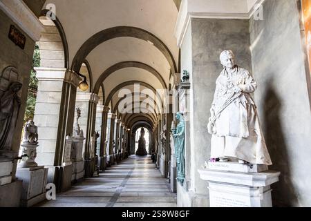 Gênes, Italie - 17 août 2024 : perspective du couloir du cimetière de Staglieno Banque D'Images