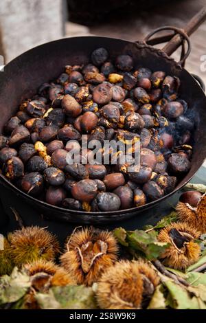 La saveur sucrée et noisette des châtaignes grillées en fait une cuisine de rue italienne populaire, appréciée à la fois chaude et froide tout au long de l'année Banque D'Images
