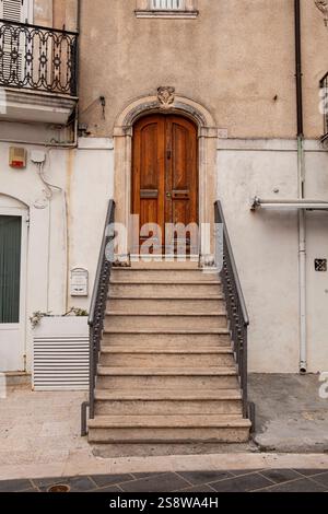 Marches menant à une maison dans une rue étroite de la vieille ville de Monte Sant'Angelo, Italie. Banque D'Images