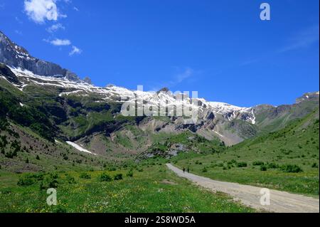 Sentier dans la vallée de l'OTAL avec des sommets de montagne enneigés dans le parc national d'Ordesa, Pyrénées, Espagne Banque D'Images