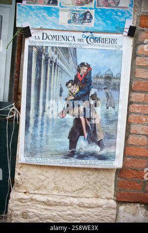 Ancienne couverture de magazine italien "la Domenica del Corriere" affichée sur un mur vénitien, montrant la scène d'inondation dans la place de Marc avec un charme nostalgique Banque D'Images