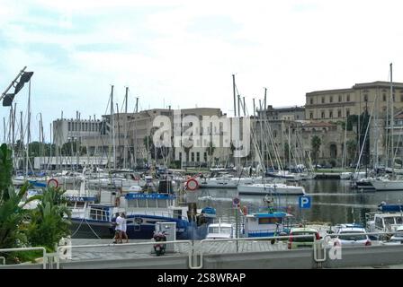 Rapport de l'ensemble pour voyager en Sicile avec transport par mer, visite de la ville de Palerme et séjour à Gioiosa Marea à TH Capo Calava Village et excursion à Tindari et Eolie îles Lipari et Vulcano. Sur cette photo porto turistico Palerme Banque D'Images