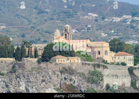 Rapport de l'ensemble pour voyager en Sicile avec transport par mer, visite de la ville de Palerme et séjour à Gioiosa Marea à TH Capo Calava Village et excursion à Tindari et Eolie îles Lipari et Vulcano. Sur cette photo Lipari Banque D'Images