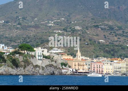 Rapport de l'ensemble pour voyager en Sicile avec transport par mer, visite de la ville de Palerme et séjour à Gioiosa Marea à TH Capo Calava Village et excursion à Tindari et Eolie îles Lipari et Vulcano. Sur cette photo Lipari Banque D'Images