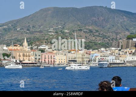 Rapport de l'ensemble pour voyager en Sicile avec transport par mer, visite de la ville de Palerme et séjour à Gioiosa Marea à TH Capo Calava Village et excursion à Tindari et Eolie îles Lipari et Vulcano. Sur cette photo Lipari Banque D'Images