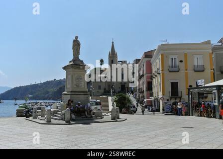 Rapport de l'ensemble pour voyager en Sicile avec transport par mer, visite de la ville de Palerme et séjour à Gioiosa Marea à TH Capo Calava Village et excursion à Tindari et Eolie îles Lipari et Vulcano. Sur cette photo Lipari Banque D'Images