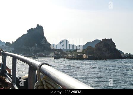 Rapport de l'ensemble pour voyager en Sicile avec transport par mer, visite de la ville de Palerme et séjour à Gioiosa Marea à TH Capo Calava Village et excursion à Tindari et Eolie îles Lipari et Vulcano. Sur cette photo Banque D'Images