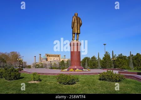 Statue d'Islam Karimov, l'ancien président de la République socialiste soviétique ouzbèke de 1989 jusqu'à sa mort en 2016, vue dans le parc du tigre derrière t Banque D'Images