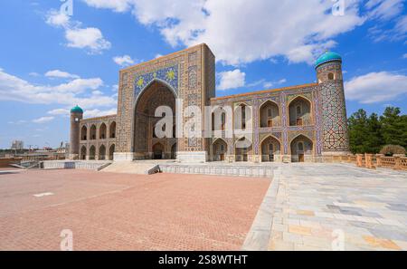 Tilla-Kari (Tilya-Kori) Madrasah au centre de la place du Registan à Samarcande, Ouzbékistan Banque D'Images