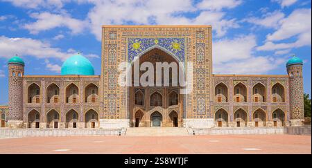 Façade de la Madrasah Tilla-Kari (Tilya-Kori) au centre de la place du Registan à Samarcande, Ouzbékistan Banque D'Images