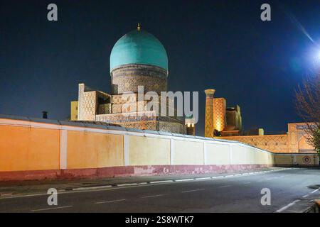 Dos de la mosquée Tilla-Kari (Tilya-Kori) la nuit sur la place du Registan à Samarcande, Ouzbékistan Banque D'Images