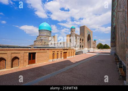 Tilla-Kari (Tilya-Kori) Madrasah au centre de la place du Registan à Samarcande, Ouzbékistan Banque D'Images