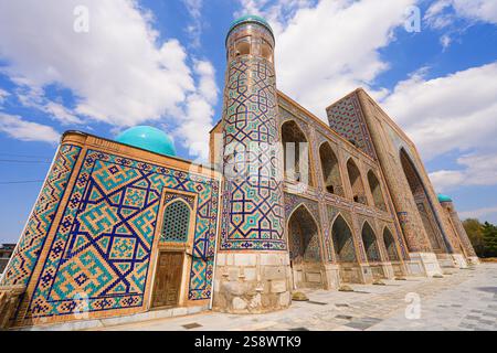 Tilla-Kari (Tilya-Kori) Madrasah au centre de la place du Registan à Samarcande, Ouzbékistan Banque D'Images