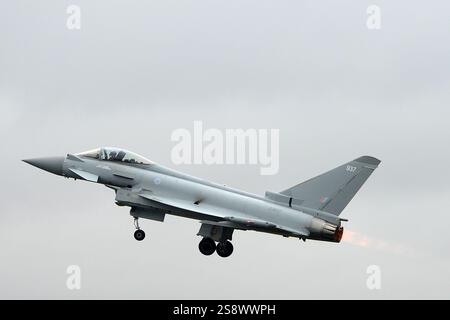 Avion de chasse de l'OTAN, Eurofighter Typhoon débarquant à la RAF Coningsby Lincolnshire Banque D'Images