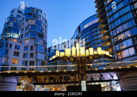 Londres, Royaume-Uni. 23 janvier 2025. Atlas de Jon Voss avec les appartements Prospect place de Frank Gehry vus en arrière-plan. Le Festival de lumière interactif de Battersea Power Station présente huit œuvres extérieures et intérieures du 23 janvier au 23 février, avec tous les exposants faisant leurs débuts au Royaume-Uni ou à Londres. Crédit : onzième heure photographie/Alamy Live News Banque D'Images
