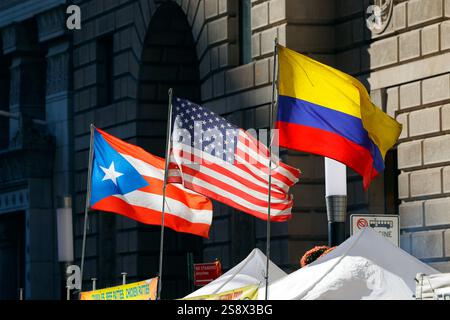 Les drapeaux de Porto Rico, des États-Unis et de la Colombie volent côte à côte lors d'une foire de rue à Manhattan Banque D'Images