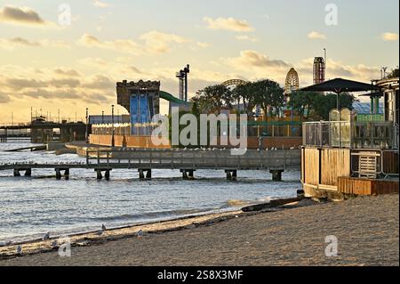 En regardant vers la promenade à l'arrière de Adventure Island depuis Jubilee Beach, Eastern Esplanade. Banque D'Images
