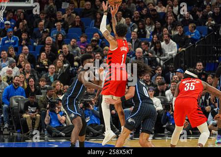 Orlando, Floride, États-Unis, 23 janvier 2025, la garde des Trail Blazers de Portland, Anfernee Simons #1, prend un coup de feu au Kia Center. (Crédit photo : Marty Jean-Louis/Alamy Live News Banque D'Images